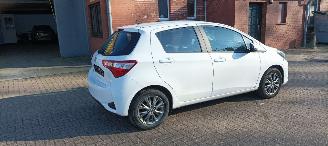 Toyota Yaris Bj: 10-2017 1.5-vvt-i Airconditioning stoelverwarming Multicolor display Regensensor Lichtautomaat Drivelane assistent elektrische ramen Elektrische-spiegels met verwarming Achteruitrijcamera Mistlampen 15inch velgen picture 7