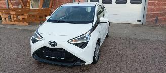 damaged passenger cars Toyota Aygo Facelift X-Play 1.0-VVT-i Airconditioning Led-Dagrijverlichting Led-Achterlichten Elektrische ramen Elektrische-spiegels centrale deurvergrendeling met afstandsbediening 2018/9