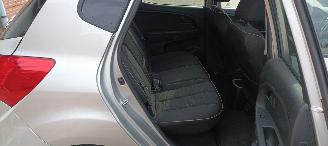 Kia Venga 1.6-16v 125pk Automatik Keyless-entry Climatecontrol Stoelverwarming Lichtautomaat Privacyglas leren stuurwiel met radio bediening armsteun voor Links& Rechts Trekhaak Mistlampen Parkeersensoren achter 16-inch Kia velgen picture 11