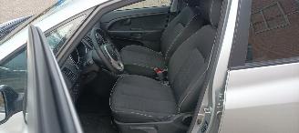 Kia Venga 1.6-16v 125pk Automatik Keyless-entry Climatecontrol Stoelverwarming Lichtautomaat Privacyglas leren stuurwiel met radio bediening armsteun voor Links& Rechts Trekhaak Mistlampen Parkeersensoren achter 16-inch Kia velgen picture 14