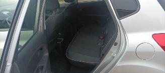 Kia Venga Bj: 08-2013 1.6-DOHC Automaat Stoelverwarming Climatecontrol Lichtautomaat Privacyglas Keyless-entry 4xElektrische ramen Elektrische-spiegels met parkeerstand Parkeersensoren achter Trekhaak Mistlampen 16-inch Kia velgen picture 12