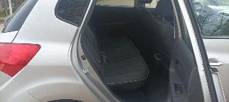 Kia Venga Bj: 08-2013 1.6-DOHC Automaat Stoelverwarming Climatecontrol Lichtautomaat Privacyglas Keyless-entry 4xElektrische ramen Elektrische-spiegels met parkeerstand Parkeersensoren achter Trekhaak Mistlampen 16-inch Kia velgen picture 19