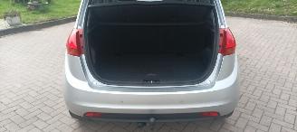 Kia Venga Bj: 08-2013 1.6-DOHC Automaat Stoelverwarming Climatecontrol Lichtautomaat Privacyglas Keyless-entry 4xElektrische ramen Elektrische-spiegels met parkeerstand Parkeersensoren achter Trekhaak Mistlampen 16-inch Kia velgen picture 20