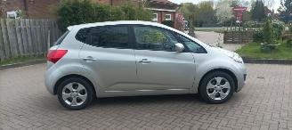 Kia Venga Bj: 08-2013 1.6-DOHC Automaat Stoelverwarming Climatecontrol Lichtautomaat Privacyglas Keyless-entry 4xElektrische ramen Elektrische-spiegels met parkeerstand Parkeersensoren achter Trekhaak Mistlampen 16-inch Kia velgen picture 2