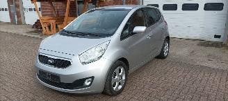 damaged passenger cars Kia Venga Dream team 1.6-Benzine Automaat Keyless-entry Climatecontrol Stoelverwarming Lichtautomaat Privacyglas leren stuurwiel mistlampen Parkeersensoren Trekhaak 16-inch Kia velgen 2013/8