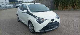 Unfallwagen Toyota Aygo X-Play 1.0-VVT-i 72pk Airco Led koplampen Led achterlichten Elek-ramen elektrische buitenspiegels centrale deurvergrendeling met afstandsbediening Hoogglans buiten design Deelbare achterbank 2018/9