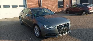 damaged passenger cars Audi A5 2.0-TDI Automatik Navi Led Climatecontrol CruiseControl Stoelverwarming Lichtautomaat Regensensor Lichtautomaat Mistlampen Afneembare trekhaak Parkeersensoren 18-inch velgen 2016/2