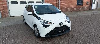 Vaurioauto  passenger cars Toyota Aygo 1.0-VVT-i 72pk X-Play airco elektrische buitenspiegels met verwarming Centrale vergrendeling met afstandsbediening Led koplampen led achterlichten Hoogglans buiten design Deelbare achterbank getinte ruiten 2018/9