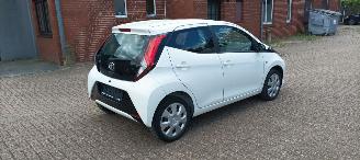 Toyota Aygo Facelift 1.0-VVT-i 72pk X-Play uitvoering Airconditioning Led koplampen led achterlichten Leren stuurwiel met radio bediening Elektrische ramen Elektrische-spiegels met verwarming Centrale vergrendeling met afstandsbediening picture 5