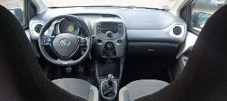 Toyota Aygo Facelift 1.0-VVT-i 72pk X-Play uitvoering Airconditioning Led koplampen led achterlichten Leren stuurwiel met radio bediening Elektrische ramen Elektrische-spiegels met verwarming Centrale vergrendeling met afstandsbediening picture 11