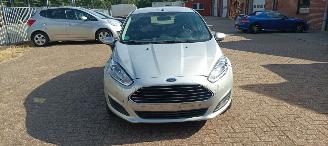 Ford Fiesta 1.5-TDCI Airconditioning Led koplampen Parkeersensoren voor en achter Elektrische inklapbare buitenspiegels met verwarming en led verlichting Stoelverwarming Leren stuurwiel met radio bediening picture 11
