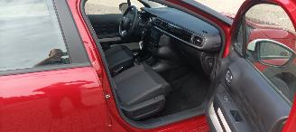Citroën C3 You! Uitvoering 1.2-benzine 2-Tone Pearl metallic lak Full-Led koplampen Led verlichting Mistlampen Dab Radio elektrische buitenspiegels met verwarming Centrale vergrendeling met afstandsbediening Start-Stop systeem Drivelane assistent Stoelverwarming Lic picture 19