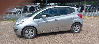 Kia Venga 1.6 Automaat Keyless-entry Climatecontrol Stoelverwarming stuurwiel met radio bediening 4xElektrische ramen Elektrische inklapbare buitenspiegels met verwarming Privacy glas Parkeersensoren achter trekhaak 16-inch velgen Mistlampen armsteun voor Links en 2013/8