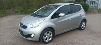 Kia Venga 1.6 Benzine Automatik Keyless-entry Climatecontrol Stoelverwarming Lichtautomaat Privacyglas leren stuurwiel 4xElektrische ramen Elektrische-spiegels met verwarming Trekhaak Parkeersensoren achter 16 inch velgen picture 3