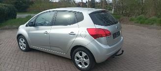 Kia Venga 1.6 Benzine Automatik Keyless-entry Climatecontrol Stoelverwarming Lichtautomaat Privacyglas leren stuurwiel 4xElektrische ramen Elektrische-spiegels met verwarming Trekhaak Parkeersensoren achter 16 inch velgen picture 5