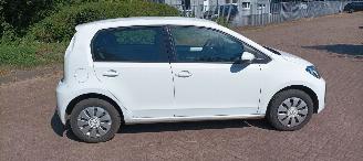 Volkswagen Up! 1.0-Mpi 65pk Move airconditioning Cruisecontrol Drivelane assistent Led verlichting Achteruitrijcamera Parkeersensoren achter Elektrische ramen start/stop systeem Centrale vergrendeling met afstandsbediening picture 6