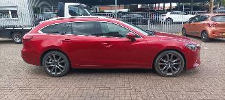 Mazda 6 Sportswagon Automatik Navi Led koplampen led achterlichten Headup Leren Sportstoelen Memory keyless Entry Blindspot Drivelane cruisecontrol met radar Stoelverwarming Lichtautomaat Regensensor Bose Soundsystem 19-inch velgen trekhaak picture 3