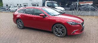Voiture accidenté Mazda 6 Sportswagon Automatik Navi Led koplampen led achterlichten Headup Leren Sportstoelen Memory keyless Entry Blindspot Drivelane cruisecontrol met radar Stoelverwarming Lichtautomaat Regensensor Bose Soundsystem 19-inch velgen trekhaak 2015/6