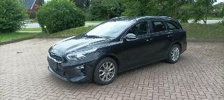 skadebil auto Kia Ceed Premium Edition 1.6  136pk Leder Sportstoelen Memory Full-Led Navi JBL-audio Dab Navigatie Climatecontrol CruiseControl Keyless-entry elektrische achterklep Led achterlichten automatisch inparkeer systeem Blindspot Drivelane assistent 2020/9
