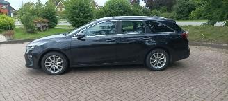 skadebil auto Kia Ceed Premium Edition 1.6 136pk Leder Sportstoelen Memory Navigatie Jbl sound System Climatecontrol CruiseControl 4xStoelverwarming Full-Led koplampen keyless Entry Blindspot systeem automatische inparkeer systeem elektrische achterklep Dab Radio Achteruitrijca 2018/9