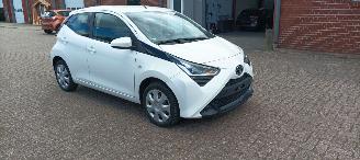 Toyota Aygo New Model AygoX Play 1.0 Airconditioning Led verlichting Leren stuurwiel Led achterlichten Elektrische ramen Elektrische-spiegels met verwarming Centrale vergrendeling met afstandsbediening picture 3