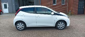 skadebil auto Toyota Aygo New Model AygoX Play 1.0 Airconditioning Led verlichting Leren stuurwiel Led achterlichten Elektrische ramen Elektrische-spiegels met verwarming Centrale vergrendeling met afstandsbediening 2018/9
