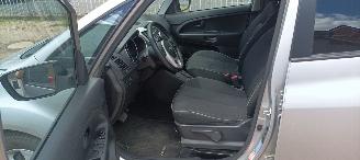 Kia Venga 1.6 Automatik Climatecontrol Keyless-entry Stoelverwarming Leren stuurwiel Armsteun voor Links & Rechts 4xElektrische ramen Elektrische inklapbare buitenspiegels Privacy glas Trekhaak Parkeersensoren achter 16 inch Sportvelgen Mistlampen picture 12