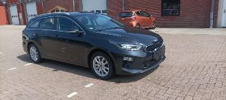 krockskadad bil auto Kia Ceed Sportswagon 1.6-CRDI 136pk JBL Dab Navigatie Climatecontrol Leren Sportstoelen -Memory Elektrische-Achterklep Blindspot systeem Achteruitrijcamera Full-Led koplampen Led achterlichten 2018/9