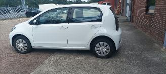 Volkswagen Up! 1.0-Mpi 65pk Airconditioning Navigatie-Houder Cruisecontrol Bordcomputer Stoelverwarming Radio DAB Achteruitrijcamera Parkeersensoren Led dagrijverlichting Elek-Ramen Centrale vergrendeling met afstandsbediening Start-Stop systeem picture 2