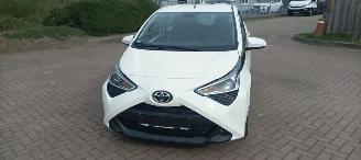 skadebil auto Toyota Aygo Aygo X Facelift 1.0VVT-i 5-deurs Airconditioning Led Dagrijverlichting Led achterlichten Elektrische ramen Elektrische-spiegels met verwarming Centrale vergrendeling met afstandsbediening Hoogglans buiten design 2018/9