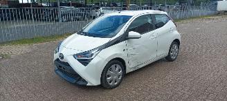 Toyota Aygo Bj 9-2018 1.0 Airconditioning Led verlichting elektrische ruiten elektrische buitenspiegels Leren Stuurwiel picture 2