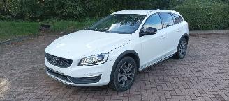 Schadeauto Volvo V-60 Cross Country 5-Cil 2.4 190pk Automatik 4x4 Leder Navi Xenon Led Climatecontrol CruiseControl Stoelverwarming Lichtautomaat Privacyglas Regensensor Trekhaak 2016/11
