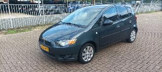 Gebrauchtwagen PKW Mitsubishi Colt 1.3-16v Automaat 95pk Airco Lichtautomaat cruisecontrol Regensensor 4xElektrische ramen Elektrische-spiegels met verwarming Centrale vergrendeling met afstandsbediening Privacyglas leren stuurwiel mistlampen Metallic Lak Trekhaak  volledig Onderhouden! 2011/9