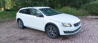 Unfallwagen Volvo V-60 Cross-Country 2.4-Automaat 190pk 4x4 Navigatie Xenon Leder Climatecontrol CruiseControl Stoelverwarming Lichtautomaat cruisecontrol Privacyglas Led Dagrijverlichting Led achterlichten  Trekhaak 2016/11
