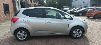 Kia Venga Bj: 08-2013 1.6 Benzine Automaat Climatecontrol Stoelverwarming Lichtautomaat Privacyglas keyless Entry 4xElektrische ramen Elektrische-spiegels met parkeerstand Mistlampen 16 inch kia velgen Trekhaak picture 8