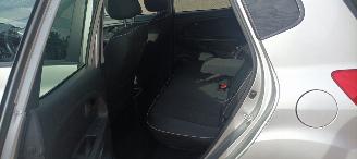 Kia Venga Bj:08-2013 Automatik 1.6-16v 125pk Climatecontrol Stoelverwarming Lichtautomaat 4xElektrische ramen Elektrische-spiegels met verwarming en automatische inklapbaar Privacyglas keyless Entry trekhaak Parkeersensoren mistlampen Metallic Lak picture 16