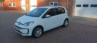 krockskadad bil auto Volkswagen Up! Bj:08-2019 Move Up! 5drs Airconditioning Navigatie-Houder Cruisecontrol Bordcomputer Frontbrakeassistcamera Elektrische ramen Centrale vergrendeling met afstandsbediening Start-Stop systeem 15-inch velgen Parkeersensoren Led-dagrijverlichting 2019/8