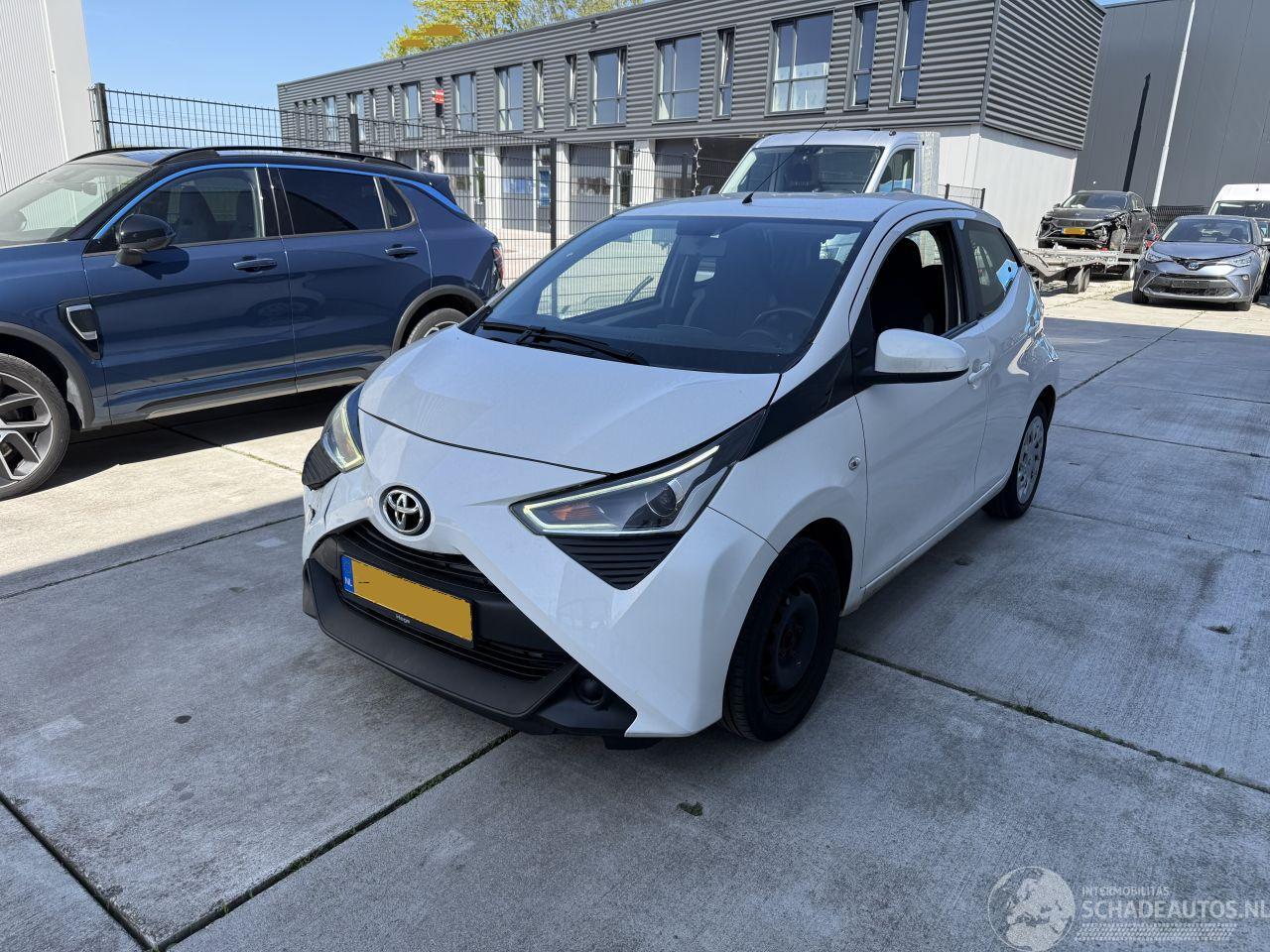 Toyota Aygo 1.0 VVT-i- X-PLAY-CAMERA-NAVI-AIRCO