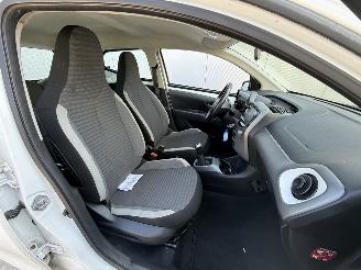 Toyota Aygo 1.0 VVT-i- X-PLAY-CAMERA-NAVI-AIRCO picture 12