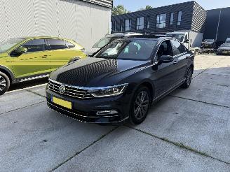 Vaurioauto  passenger cars Volkswagen Passat 1.5 TSI Highline Business R-DSG-LEDER-CAMERA-PANO 2018/11
