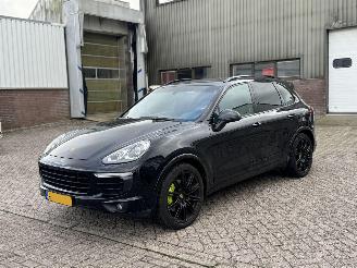 damaged passenger cars Porsche Cayenne 3.0 S E-HYBRID Platinum Edition Orgineel Nederlandse Auto NAP! Pano Bose 2016/12