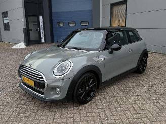 krockskadad bil auto Mini Cooper 1.5 Cooper Chili Automaat Pano Harman Kardon Nap Nederlandse Auto 2017/1
