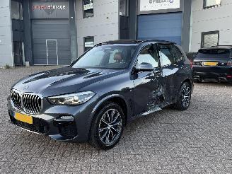 Schadeauto BMW X5 XDRIVE40i M-Pakket NAP Nederlandse Auto High Executive Pano Sfeerverlichting 360Camera 2019/5