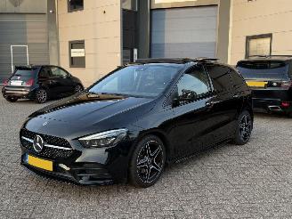 škoda osobní automobily Mercedes B-klasse 180 AMG Pakket NAP Nederlandse Auto! Premium Plus Pano Sfeerverlichting Memory 2020/1