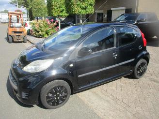 uszkodzony samochody osobowe Peugeot 107 1.0-12v XS AIRCO 2011/10