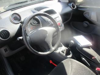 Peugeot 107 1.0-12v XS AIRCO picture 11