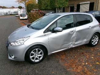 Auto incidentate Peugeot 208 1.2 e-VTI STYLE AUTOMAAT 5 DEURS 2014/10