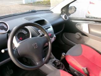 Peugeot 107 1.0-12V XR AIRCO picture 15