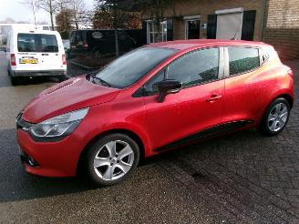 Damaged car Renault Clio 0.9 TCE COLEECTION AIRCO NAVI GEEN SCHADE 2013/2