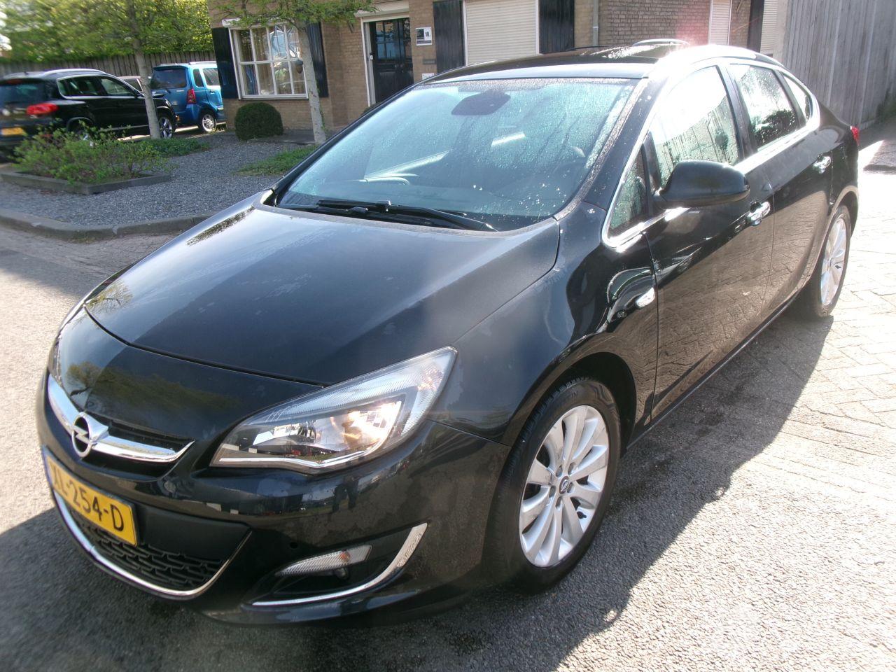 Opel Astra 1.4 COSMO CLIMA NAVI SEDAN